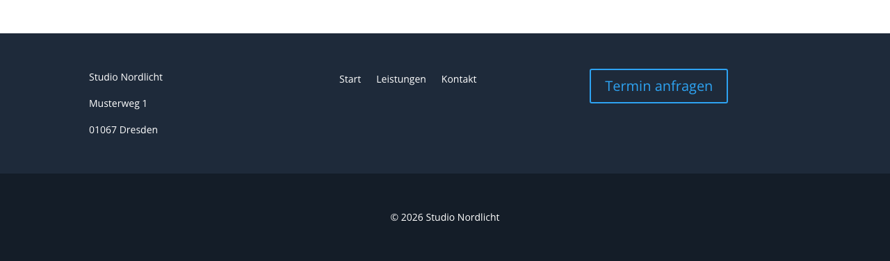 Fertige Fußzeile mit Adresse, Menü, Button und Copyright-Zeile auf der Live-Seite