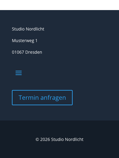 Die Fußzeile in der Handy-Ansicht: Adresse, Hamburger-Menü, Button und Copyright untereinander