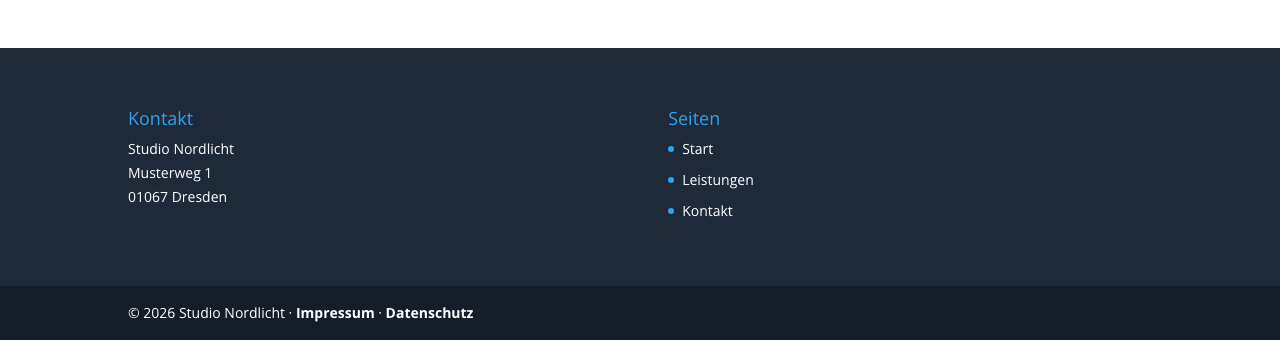 Fertiger Divi-Footer auf der Live-Seite mit Kontakt, Seiten und eigener Copyright-Zeile